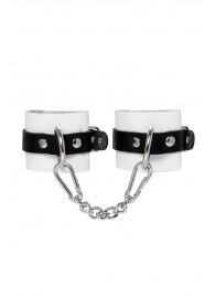 Бело-черные кожаные наручники с одним ремешком с люверсами - Pecado - купить с доставкой в Долгопрудном